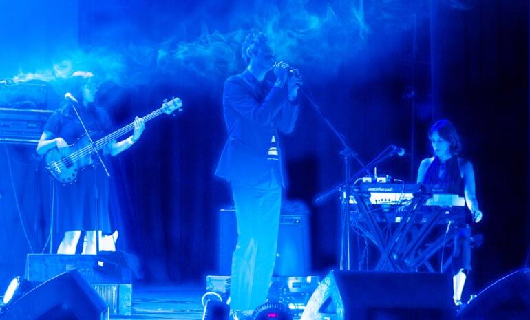 Devendra Banhart cautiva con su ‘Flying Wig’ en la celebración de Mexican Summer