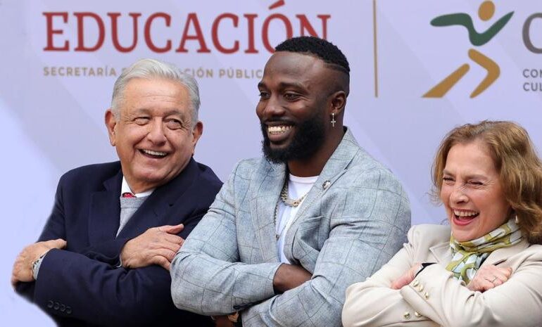 López Obrador felicita a los deportistas y les promete apoyo para JO 2024