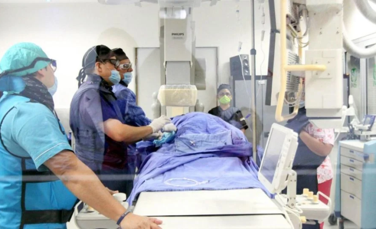 Sheinbaum y Gálvez coinciden en una cobertura universal de salud; difieren en cómo lograrlo