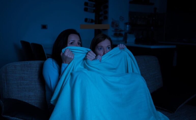 Pánico nocturno garantizado: Descubre las 10 películas de terror más inquietantes en plataformas líderes para un suspense sin fin en el año 2025.